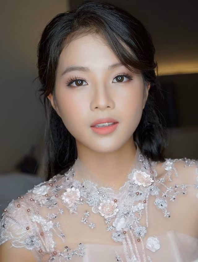 Trước hai phim "Nhà trọ Balanha" và "Tình yêu và tham vọng", hot girl Bích Ngọc đã tham gia một số phim như: Thạch Thảo, Đi qua mùa hạ, Tình khúc bạch dương...
