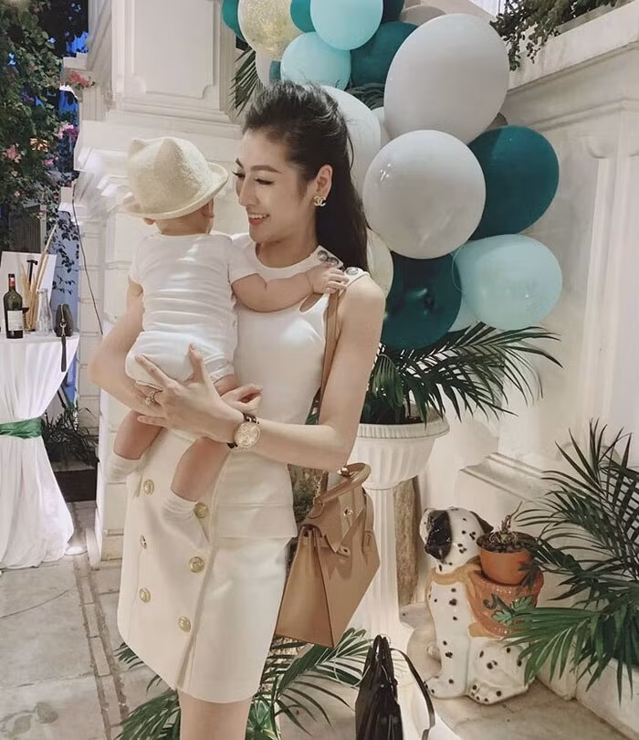 Không những thế, Gia Lộc còn thường xuyên tặng vợ những món đồ có giá trị để kỷ niệm những dịp đặc biệt.