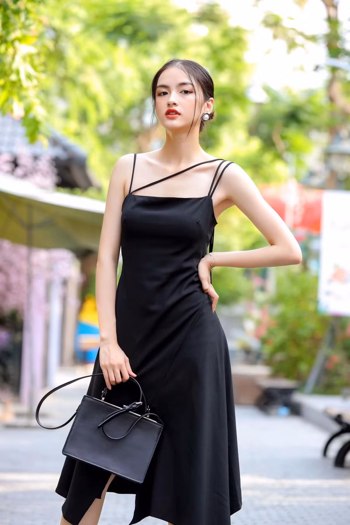 Người đẹp sinh năm 1999 đến từ Phú Thọ sở hữu gương mặt sắc sảo, vóc dáng cân đối.