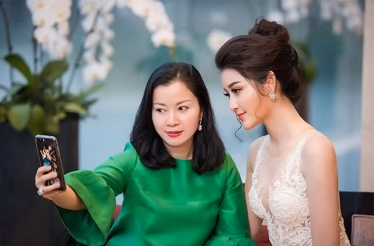 Ngay sau cuộc thi, chị Lan Phương trở thành quản lý của con gái, đồng hành cùng con trong mọi sự kiện trong và ngoài nước.