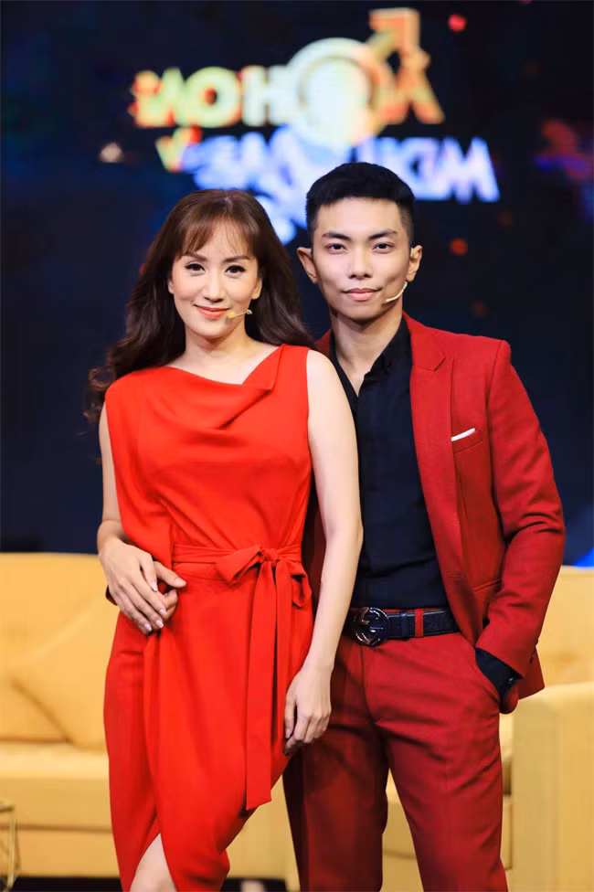 Không chỉ thế, chồng trẻ còn rất tâm lý với Khánh Thi. Anh thường xuyên tặng quà cho vợ.