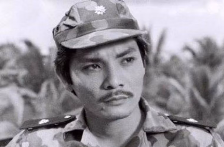 Thập niên 80-90, nghệ sĩ Thương Tín nổi tiếng với nhiều vai diễn như thiếu tá Vọng trong phim "Ván bài lật ngửa", tướng cướp Bạch Hải Đường trong "Săn bắt cướp", Sáu Tâm trong "Biệt động Sài Gòn"…