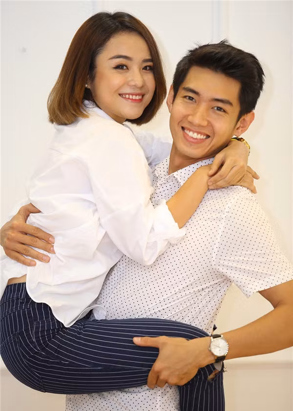 Ngay sau đó, nam vũ công sinh năm 1989 cũng gửi lời tới bạn gái cũ trên trang cá nhân: “Ai đúng ai sai, điều đó không còn quan trọng vì giờ đây chúng ta không còn nhau và chắc chắn sẽ không còn cơ hội cho nhau. Anh sẽ sống tốt và sống vui. Em cũng vậy nhé vì chúng ta đều còn trẻ, còn cả quãng đường dài phía trước. Tình yêu thanh xuân là một phần của cuộc đời, ai cũng sẽ trải qua và bước qua”.
