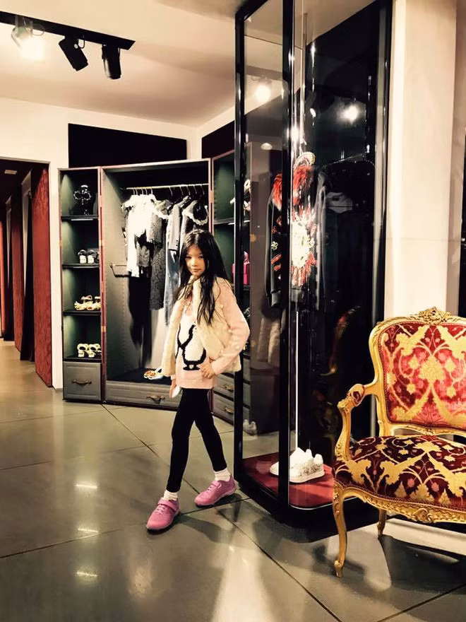 Từ nhỏ Bảo Tiên có gu ăn mặc rất “chất” nhờ những bộ quần áo sành điệu bố mẹ sắm cho.