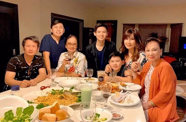 Không chỉ Bằng Kiều và Trizzie Phương Trinh mà cả mẹ của hai người vẫn đi chơi, đi ăn vui vẻ với nhau và cả gia đình hai bên dù không còn là thông gia.