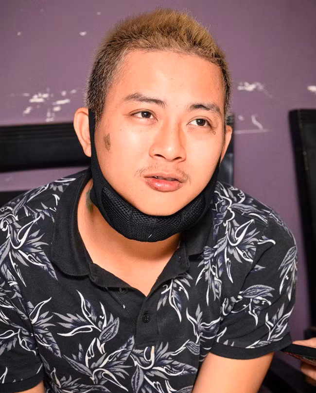 Sau tuyên bố ngưng diễn, Hoài Lâm thay đổi vẻ ngoài tới chóng mặt, anh ăn mặc xuề xòa, bụi bặm hơn, thay đổi kiểu tóc, xăm hình lên cơ thể, thậm chí xăm cả lên mặt.