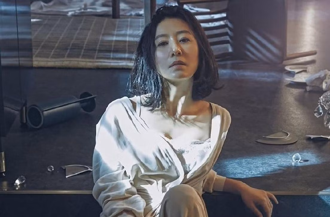 Cũng vì có thân hình gọn gàng, săn chắc, nên Kim Hee Ae rất tự tin khi đóng những cảnh nóng trong "Thế giới hôn nhân" dù đã ở tuổi U60.
