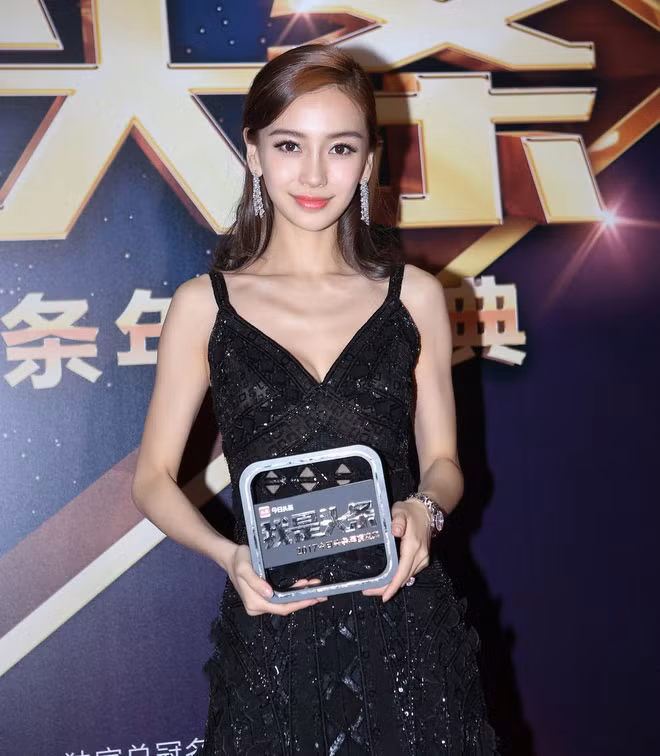 Mọi người lo ngại bà xã Huỳnh Hiểu Minh đã làm việc quá sức dẫn tới thân hình xơ xác như vậy.