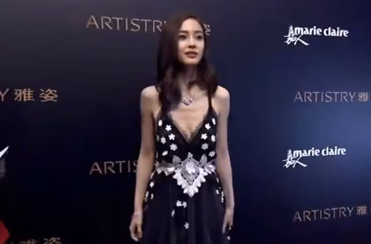 Dù gương mặt có xinh đẹp hoàn hảo đến đâu nhưng với thân hình "mắc áo" như thế này, Angelababy cũng không còn đẹp trong mắt người hâm mộ nữa.