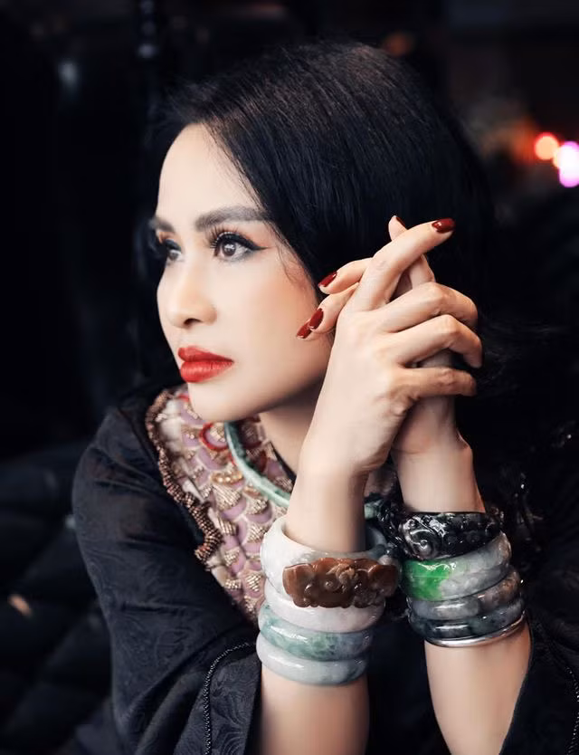 “Thanh Lam hát thế nào thì cô ấy nấu ăn cũng y như thế. Một người làm gì cũng bằng tất cả tâm huyết và tình yêu như thế không thể nào là một người lơ phơ, hời hợt”, bác sĩ Tiến Hùng tâm sự trong một cuộc phỏng vấn.