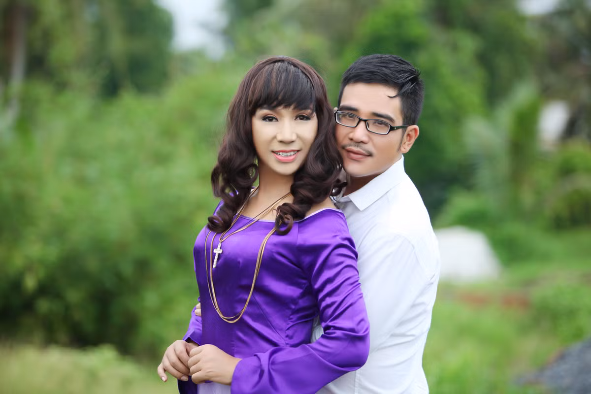 Thời điểm quyết định Nam tiến để phát triển sự nghiệp, Long Nhật cũng từng cho biết rằng, anh cực kỳ mê Sài Gòn, nhưng anh cũng từng nói với Vương Bảo Tuấn rằng mê Sài Gòn vì 50% là Sài Gòn, 50% là vì Vương Bảo Tuấn. Ảnh: Hiếu Trần.