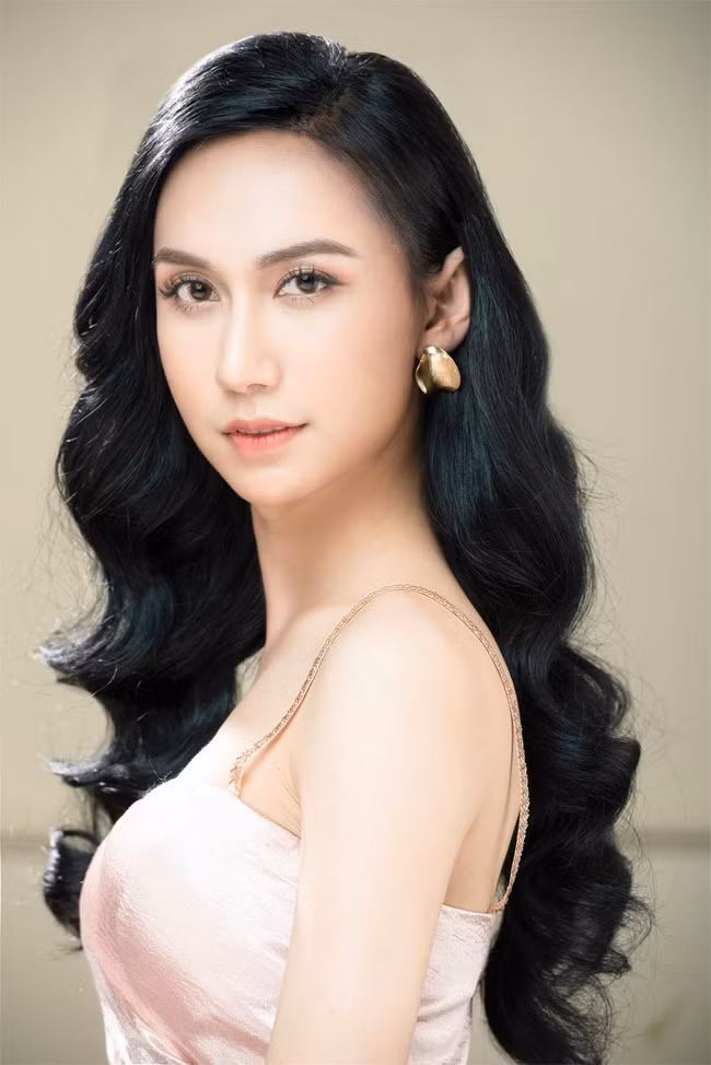 Nhiều cư dân mạng khen cô ngày càng nữ tính, sắc vóc thăng hạng rõ rệt qua từng tháng sau phẫu thuật thẩm mỹ. Tuy nhiên, Lynk Lee cũng từng phải đối mặt với khá nhiều lời bình luận ác ý sau khi chuyển giới.