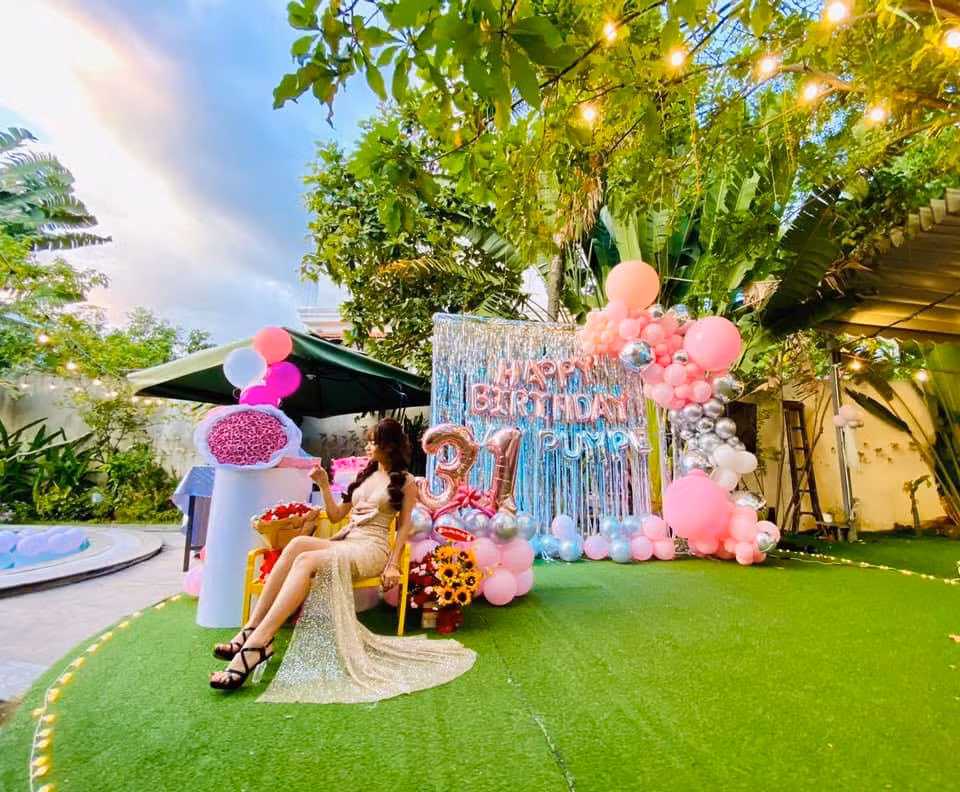 Thảo Vy cũng gửi lời cảm ơn đến Mạc Văn Khoa vì đã khiến 5 năm thanh xuân cô ở bên anh chưa bao giờ cảm thấy hối hận và nuối tiếc điều gì.