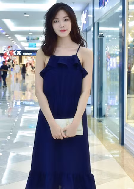 Có lẽ vì thế mà Thùy Dung không chọn showbiz để dấn thân như các hoa hậu, á hậu, mà sống khá khép kín. “Người ta nhận xét tôi an toàn là đúng đấy! Ngay chính bản thân tôi cũng tự thấy mình nhạt. Nhưng, tính tôi vốn thích cuộc sống êm ả, ghét sự ồn ào, xô bồ, không thích xuất hiện chỗ đông người. Tôi cảm thấy hơi bất tiện, thiếu tự nhiên khi đi tới đâu cũng có người để ý, soi mói”.