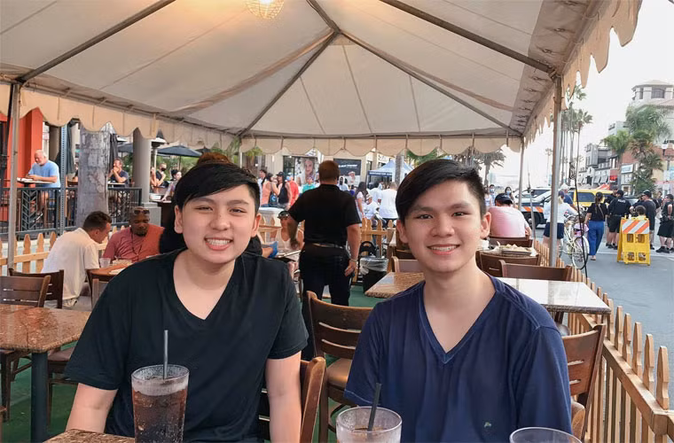 Hai cậu con trai lớn của Bằng Kiều - Trizzie Phương Trinh giờ đã ra dáng thanh niên, to cao hơn bố.