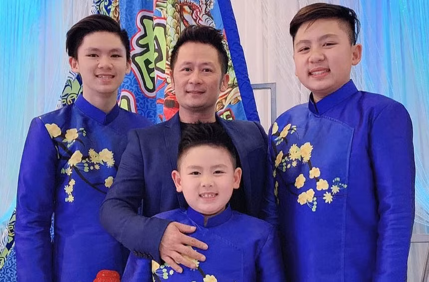 Cậu con trai thứ hai của nam ca sĩ tên Colin, sinh nămn 2006 và được nhận xét là có ngoại hình rất giống bố.