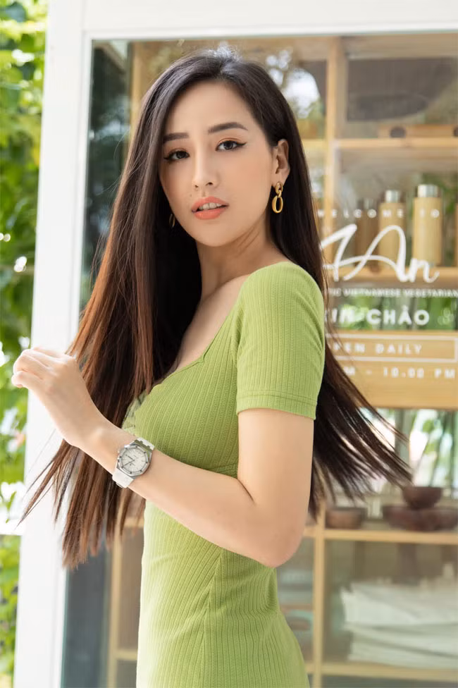 Chiếc váy ôm sát còn giúp người đẹp khoe cả vòng eo thon, kết quả của một quá trình tập luyện và ăn kiêng.