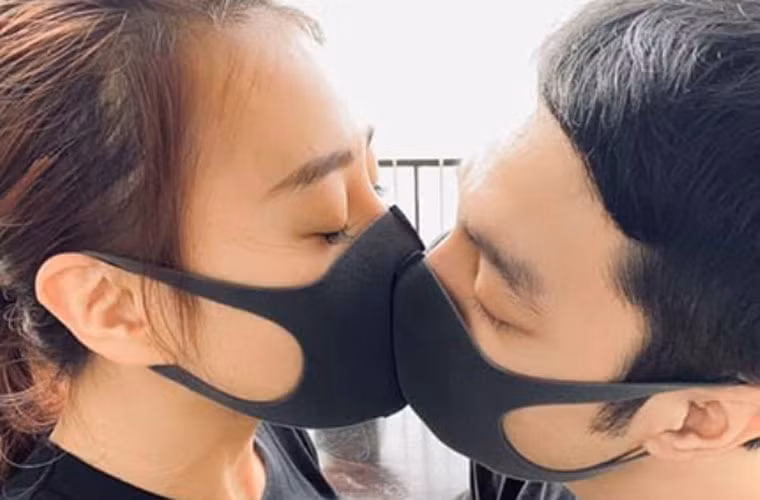 Nhiều người đoán đó là bạn trai mới của Phương Oanh. Nữ diễn viên cho biết, bạn trai hơn cô 2 tuổi và làm trong ngành khoáng sản.