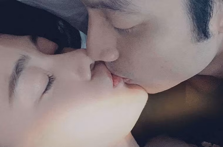 Phương Oanh cho biết, cô và bạn trai quen nhau qua bạn bè giới thiệu và ngay lập tức trúng tiếng sét ái tình.