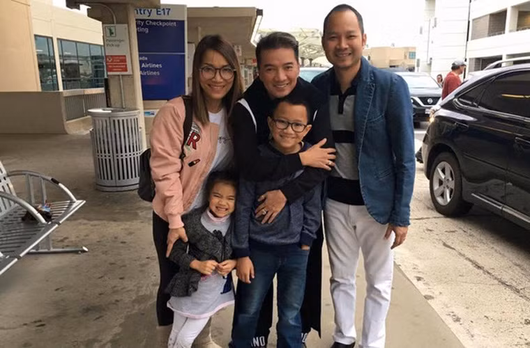 Không chỉ thân thiết với Hồng Ngọc, Mr Đàm còn thân thiết với cả chồng của cô, Thomas Tâm Nguyễn. Mỗi khi Mr Đàm sang Mỹ lưu diễn, có dịp là cả gia đình Hồng Ngọc lại ra tận sân bay đón anh.