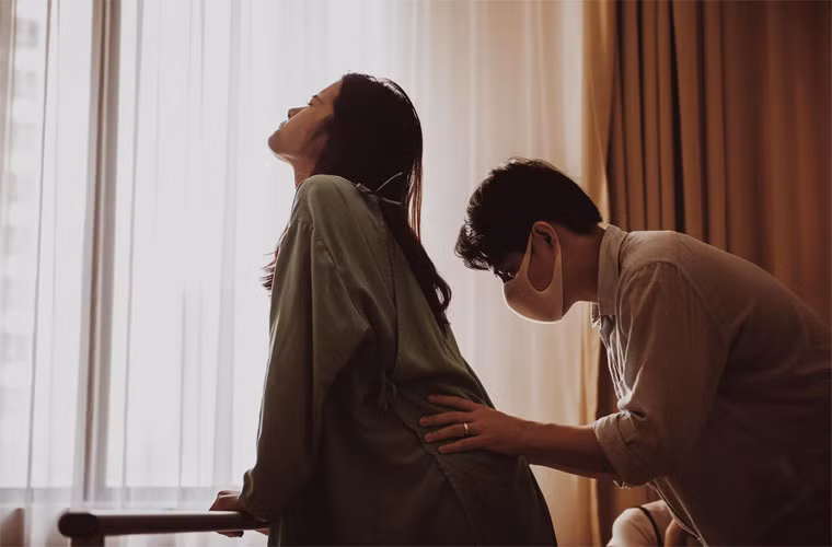 Cư dân mạng thả không biết bao nhiêu tim, lượt yêu thích khi nhìn những hình ảnh Ông Cao Thăng tận tình chăm sóc Đông Nhi trong phòng chờ sinh.