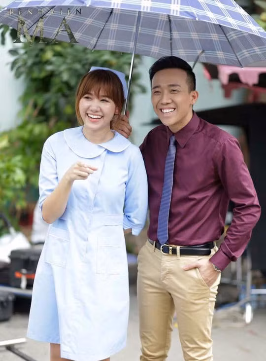 Tình yêu của hai người ban đầu vấp phải rất nhiều thị phi và bị ném đá tơi bời vì Hari Won mới chia tay Tiến Đạt chưa lâu trước đó.