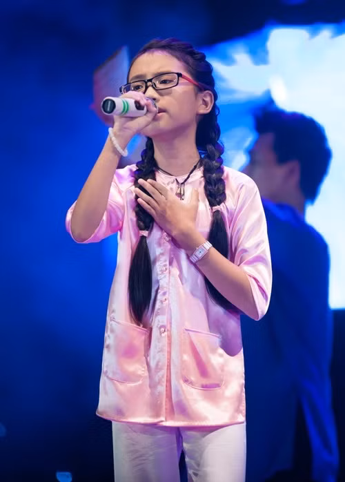  Hình ảnh Phương Mỹ Chi trên sân khấu Giọng hát Việt nhí năm 2013.