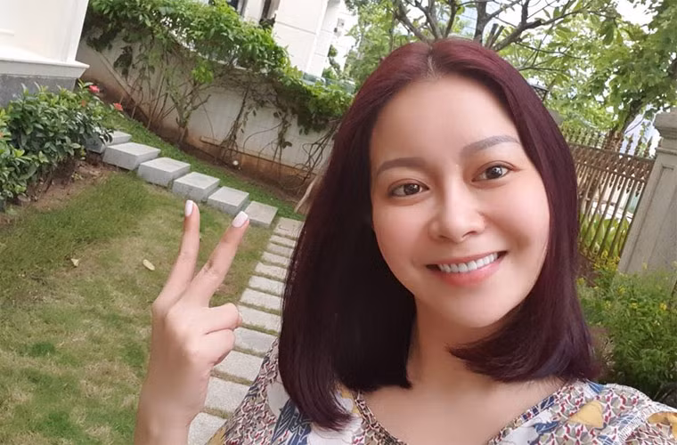 Ngoài ra, người đẹp còn khoe đang cùng chồng con sống trong một biệt thự rộng 600m2, 5 tầng, ở Quận 1 TP.HCM.