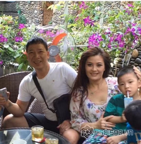 Sau khi chia tay Tùng Dương, Hoa Thúy kết hôn với một doanh nhân Việt kiều hơn 18 tuổi và có thêm hai con trai.