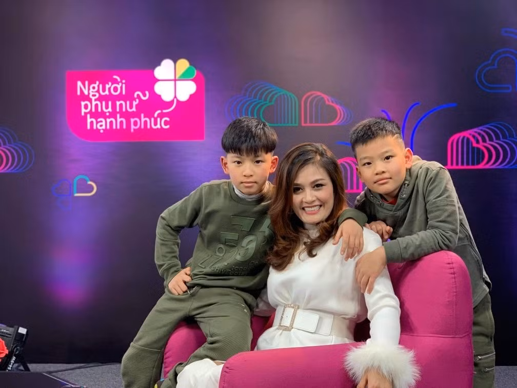 Tuy nhiên, do sống xa cách, vợ chồng Hoa Thúy chia tay sau 10 năm gắn bó và có hai con trai chung.