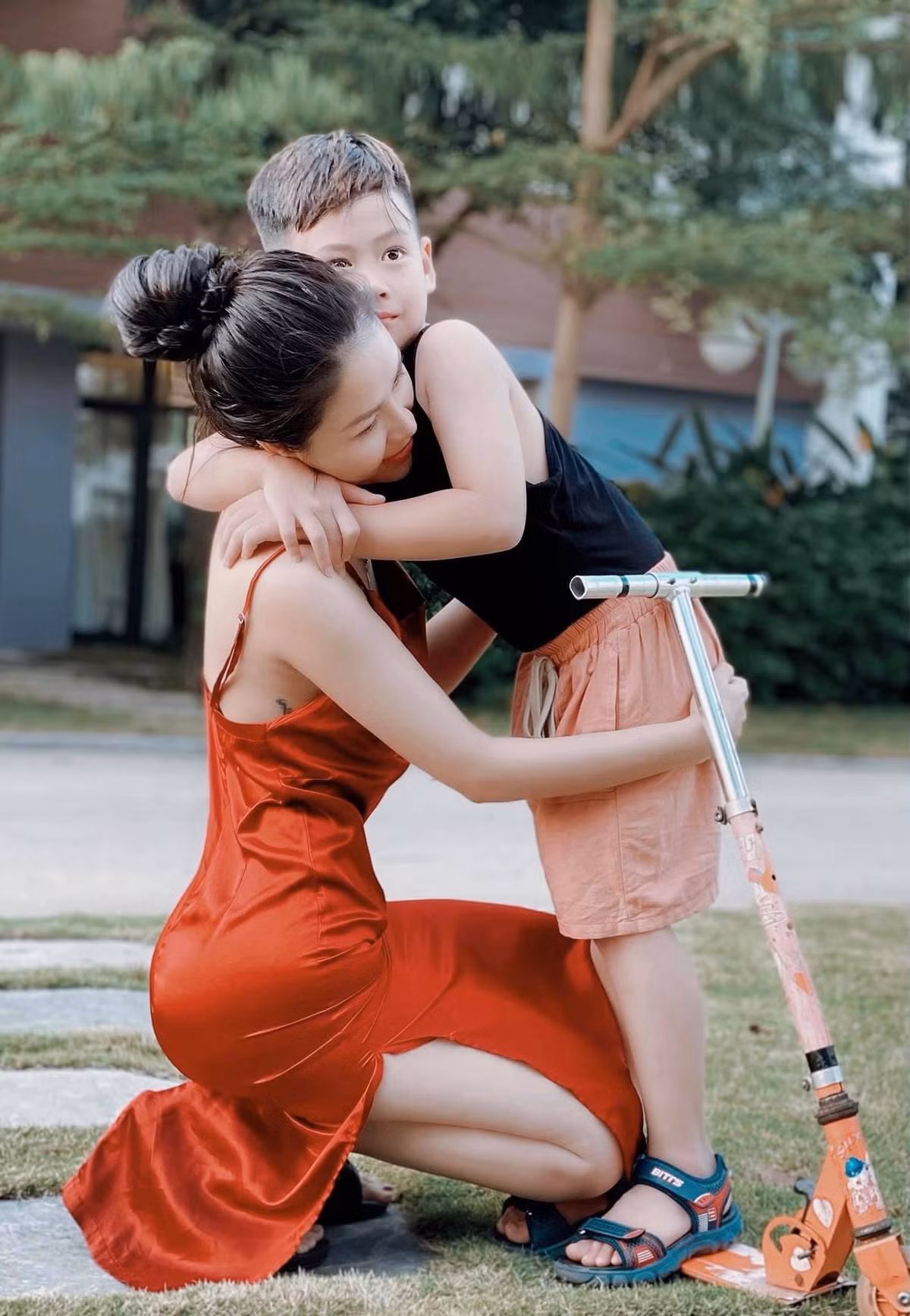 Ít ai ngờ mỹ nhân trẻ đẹp này đã là mẹ của một bé trai lớn phổng phao.