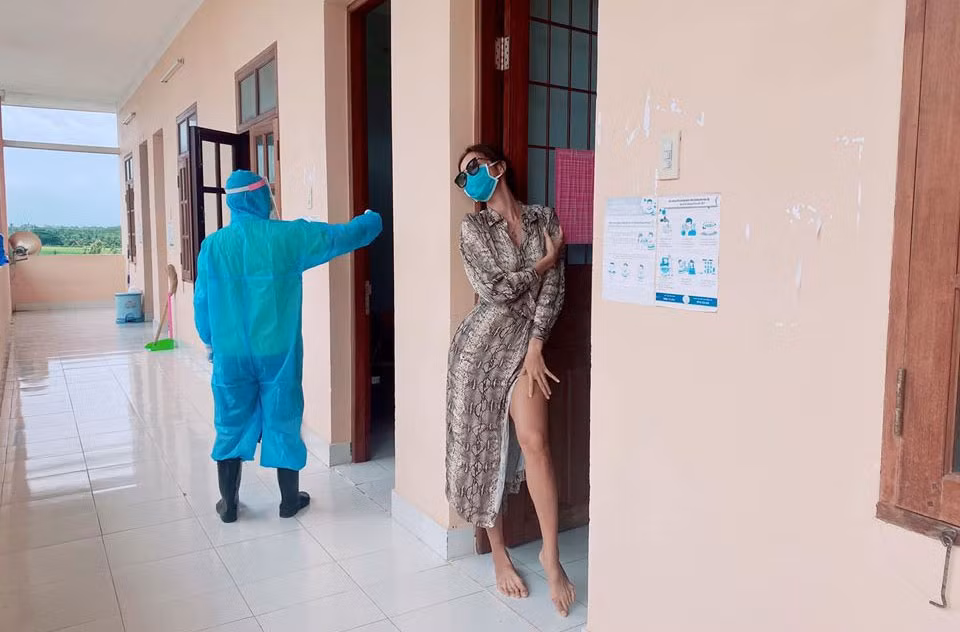 Sau 4 tháng bị kẹt lại ở Bali, Indonesia, tháng 8/2020, người mẫu Minh Tú được về nước và ở trong khu cách ly 14 ngày.