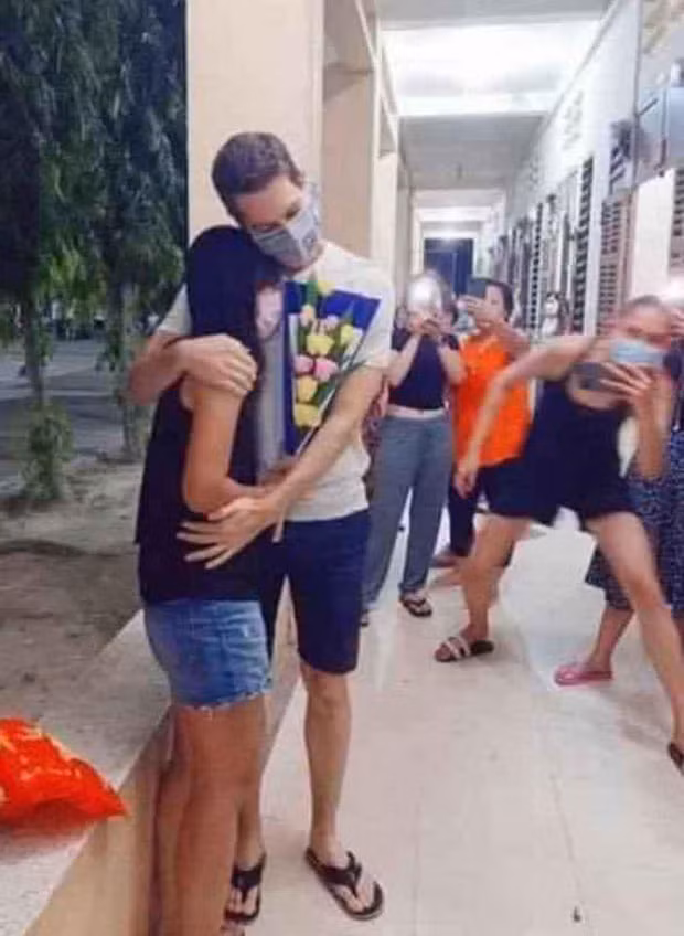 Võ Hoàng Yến gây chú ý với những hoạt động hết sức dễ thương trong khu cách ly như đi hóng hớt đôi bạn trẻ tỏ tình trong khu cách ly.