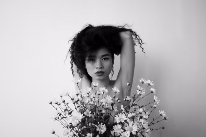 Sự phá cách có phần nổi loạn còn thể hiện trong nhiều bộ ảnh trước đây của Đồng Lan. Ảnh: T.V