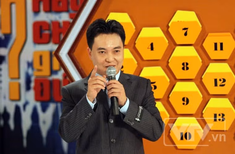 Lưu Minh Vũ cho biết, mẹ Quỳnh không phân biệt con chung hay con riêng: "Cả ba chúng tôi đều được má chăm chút, dạy dỗ, nếu mua một món đồ thì mua cho cả ba như nhau. Má dạy chúng tôi làm việc để biết quý trọng công sức, quý trọng lao động".