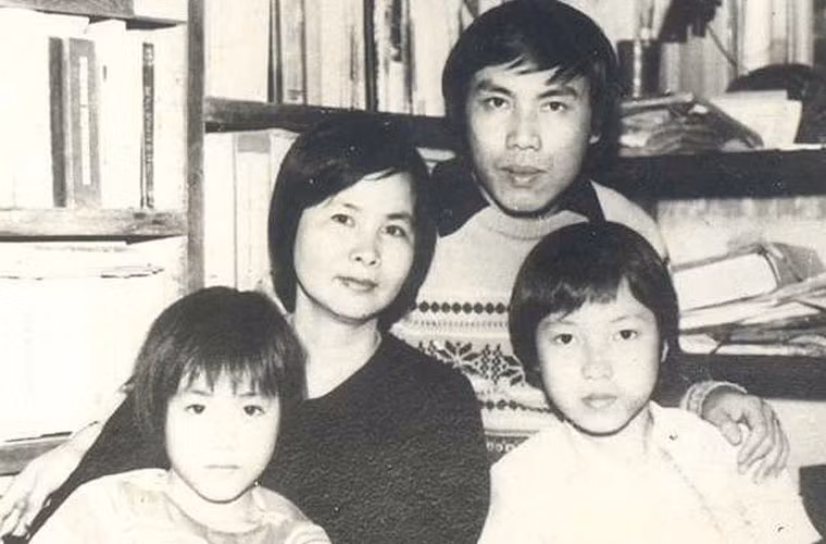 Trong mắt nhà báo, MC Lưu Minh Vũ, mẹ kế, cố nhà thơ Xuân Quỳnh là một người vô cùng giỏi giang, biết làm nhiều thứ. "Má cắt tóc cho bố, cho ba anh em chúng tôi, riêng Quỳnh Thơ thì luôn được để tóc dài, cắt theo kiểu con gái. Má nhổ răng cho cả ba đứa, vì thế, tôi chẳng phải tới nha sĩ bao giờ. Ngày Tết, má tết pháo thành tràng dài cho chúng tôi chơi, hỏi sao má giỏi thế, má chỉ cười nói: ngày nhỏ má quen làm thế rồi".