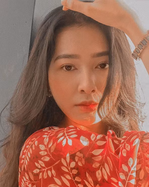 Không chỉ giỏi văn hóa, Ý Nhi còn có năng khiếu thể thao. Người đẹp từng giành 2 HCV môn bơi lội tại Hội khỏe Phù Đổng cấp tỉnh, rất giỏi điền kinh và cầu lông.