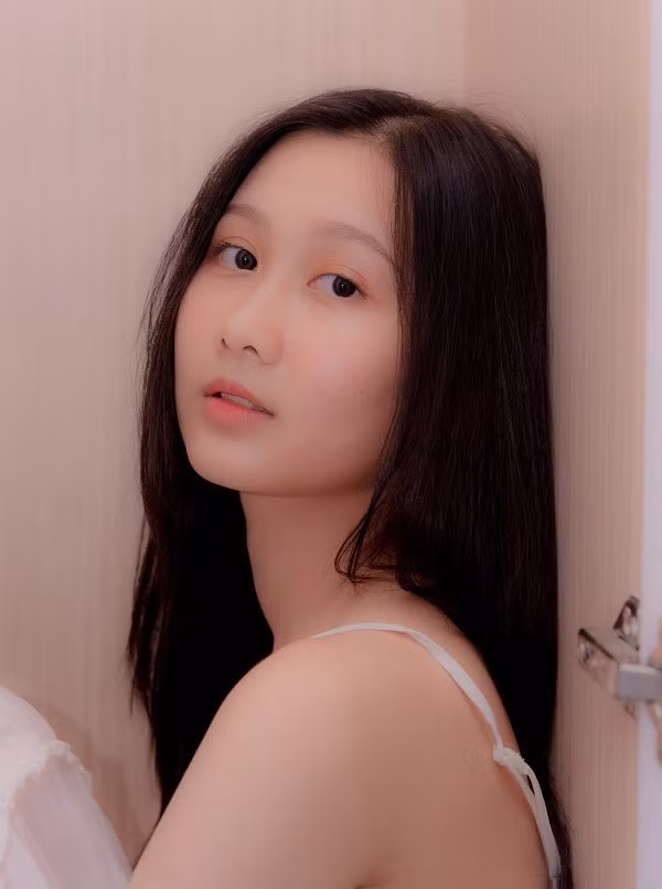 Người đẹp Võ Lê Quế Anh cũng nhận được vé đặc cách trong cuộc thi Hoa hậu Việt Nam 2020 nhờ danh hiệu Á khôi 2 Đại học Huế 2020.