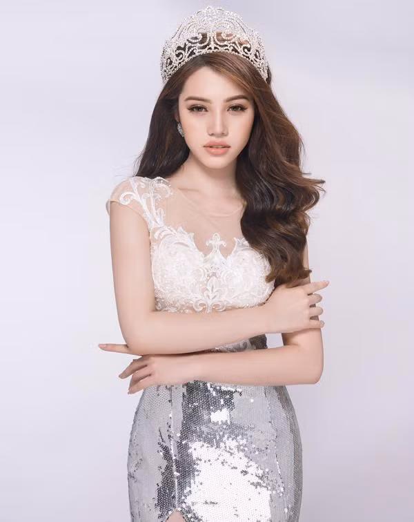 Lùm xùm gần đây khiến Hoa hậu người Việt tại Úc Jolie Nguyễn nhận được nhiều sự quan tâm của dư luận.