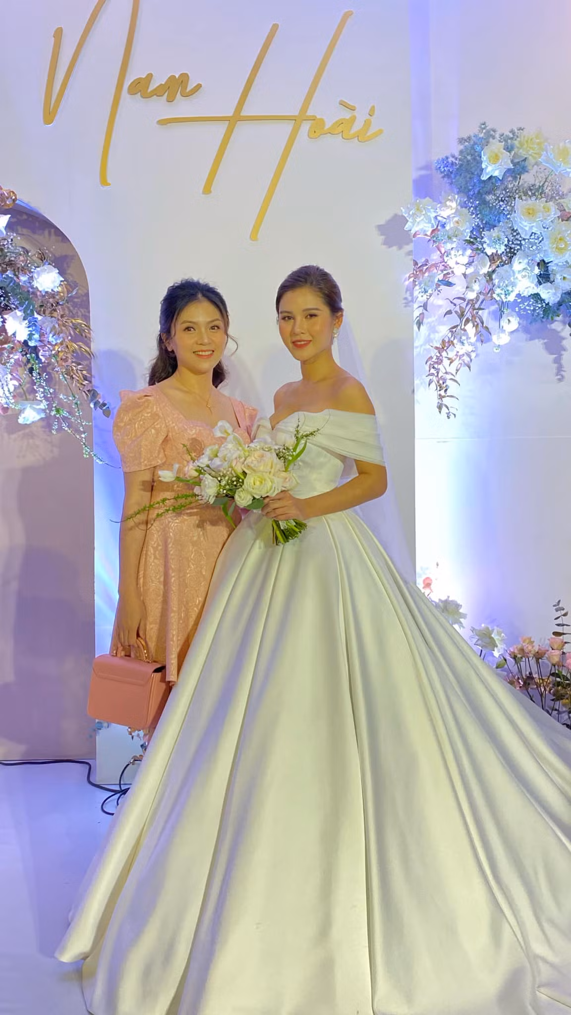 MC Thu Hoài rạng rỡ trong ngày lên xe hoa.