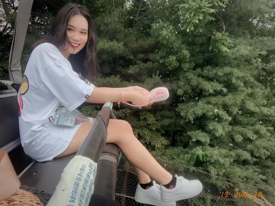 Khánh Ngân còn sở hữu thành tích học tập đáng nể. Cô bạn từng 12 năm liền là học sinh giỏi.