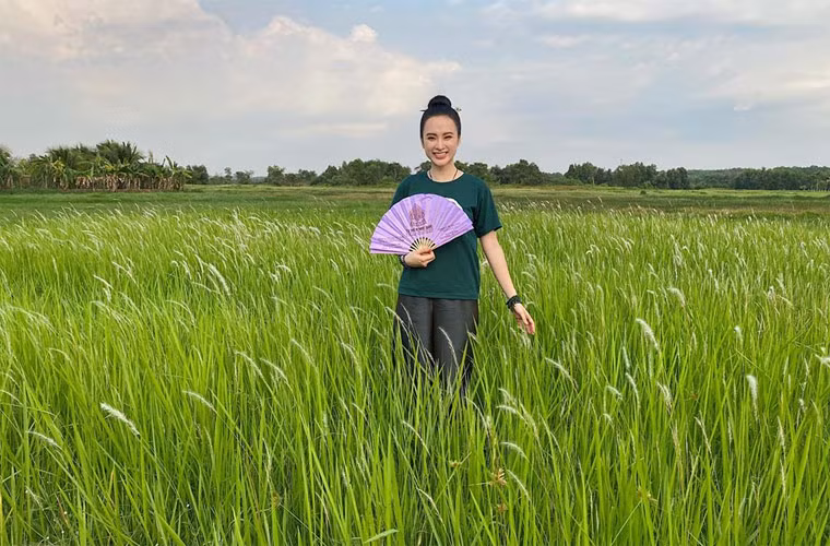 Fan hâm mộ và cả những người không ưa Angela Phương Trình cũng không ngờ công chúa thị phi có ngày thay đổi quan điểm sống 180 độ.