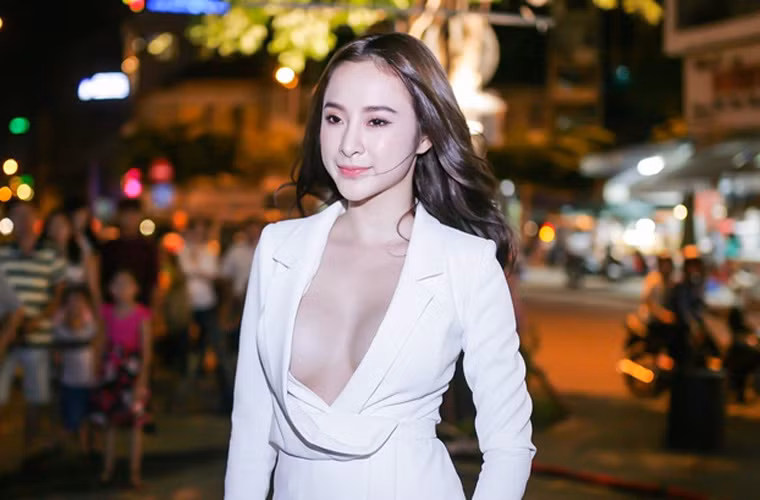 Không chỉ gây sốc với những màn khoe da thịt phản cảm ở tuổi vị thành niên, Angela Phương Trinh còn “nổi tiếng” nhờ những phát ngôn gây sốc.