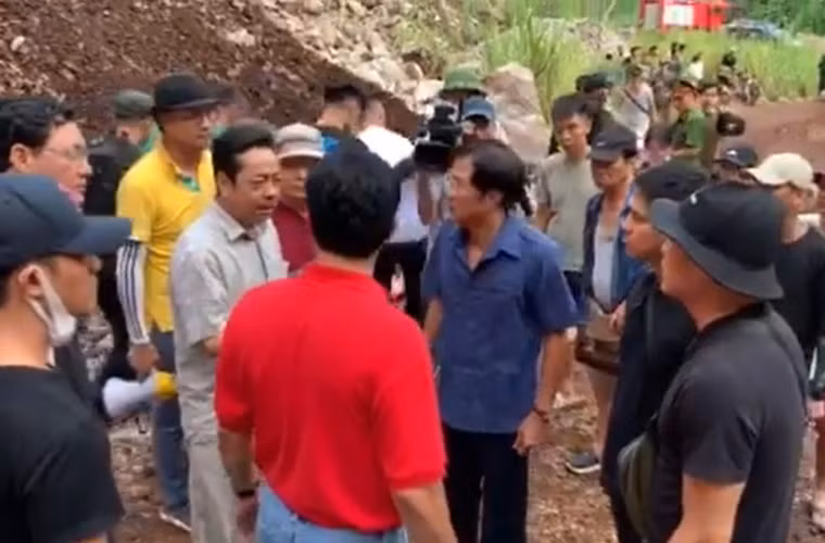 Đoàn làm phim "Sinh tử" cũng phải chịu cái nắng nóng đỉnh điểm ở miền Bắc có hôm lên tới 50 độ C. Theo chia sẻ của đạo diễn Khải Hưng, ngồi 50 phút mà chỉ quay được đúng 3 đoạn thoại, các diễn viên mướt mải mồ hôi nên mặt vừa trang điểm đã trôi hết phấn, do đó tiến độ phim bị chậm.