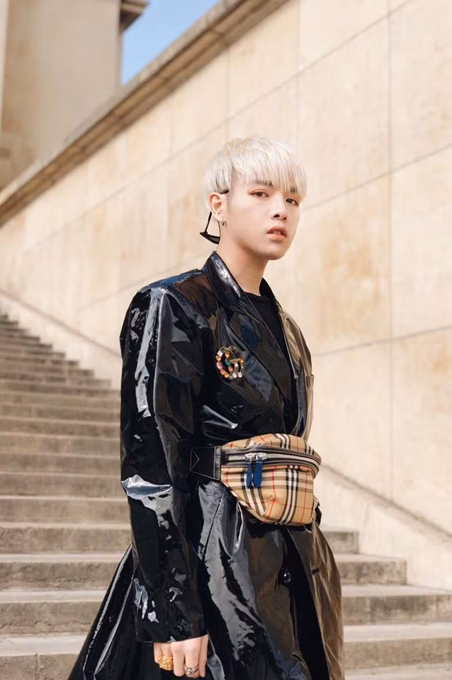 5 năm sau khi bước chân vào showbiz, thành viên thứ hai của gia đình "Hoa dâm bụt" là Đức Phúc cũng có cuộc sống sung túc đáng mơ ước với nhà sang, xe tiền tỷ, đồ hiệu cùng hàng chục cuốn sổ tiết kiệm.