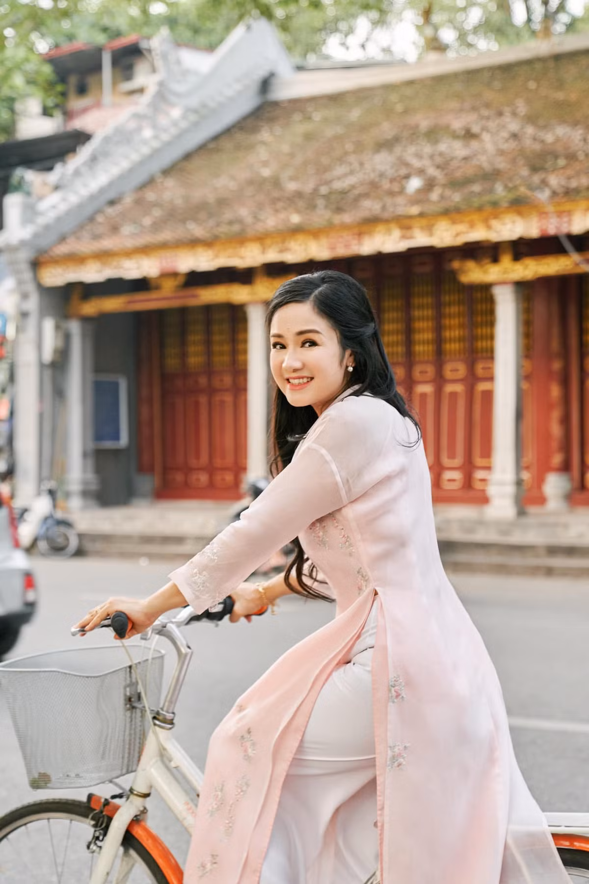 Hiện tại, nữ diễn viên "Hướng dương ngược nắng" tận hưởng cuộc sống bình lặng bên ông xã doanh nhân hơn chị 15 tuổi. Anh cũng đã qua một lần đổ vỡ và rất thông cảm với nghề diễn của chị.