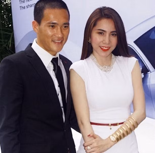 Ngoài những món quà trị giá như xe ô tô 5 tỷ, đồng hồ 4 tỷ, Công Vinh còn nhiều lần nịnh bà xã bằng những cọc tiền khủng dịp sinh nhật vợ, rồi máy massage điều khiển bằng giọng nói khi vợ than hay đau lưng.
