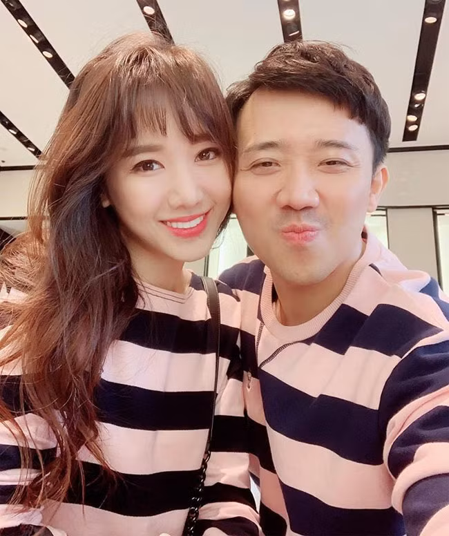 Trấn Thành chiều chuộng Hari Won tới mức không cho cô đụng tay chân tới việc gì với lý luận: “Người phụ nữ hạnh phúc nhất là người không cần làm gì cho chồng mà chồng vẫn yêu. Người phụ nữ thông minh là người hiểu rõ chồng mình muốn gì và đáp ứng điều đó 1 cách khôn ngoan, biết là bạn có ý tốt nhưng cảm ơn, vì tôi thích chăm sóc và vợ tôi đang làm rất tốt vai trò còn lại".