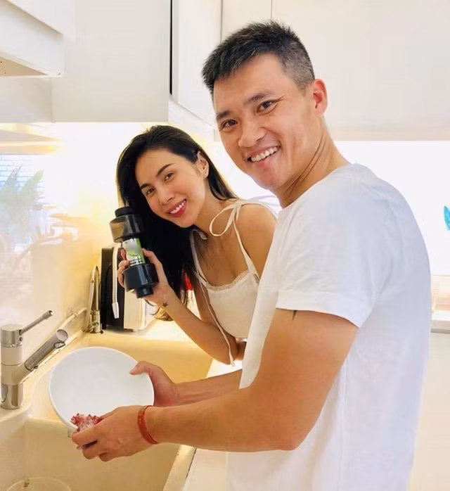 Mới đây trên trang cá nhân, Thủy Tiên chia sẻ bí quyết giữ gìn hôn nhân hạnh phúc, theo đó, chồng phải "sợ vợ" thì gia đình mới êm ấm. "Mọi người hay hỏi tụi mình bí quyết giữ gìn hôn nhân hạnh phúc là gì? Theo kinh nghiệm cá nhân mình để có một cuộc hôn nhân hạnh phúc đó là, trong nhà người đàn ông, người chồng hãy nên “sợ vợ", nhưng dĩ nhiên phải kèm theo 1 điều kiện người đàn bà, người vợ cũng phải nể chồng…”.