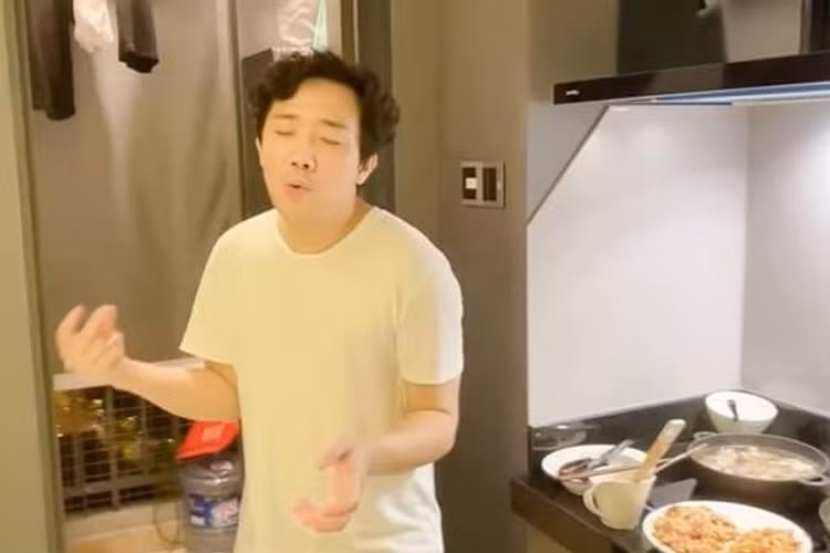 Ông chồng nổi tiếng chiều vợ trong showbiz không kém đó là nam MC Trấn Thành. Sau khi kết hôn, người thường xuyên xuống bếp nấu nướng món ngon cho hai vợ chồng ăn luôn là Trấn Thành.
